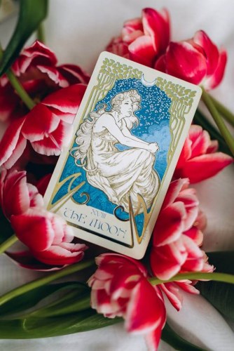 Tarot a emocje: psychologiczne spojrzenie na znaczenie kart